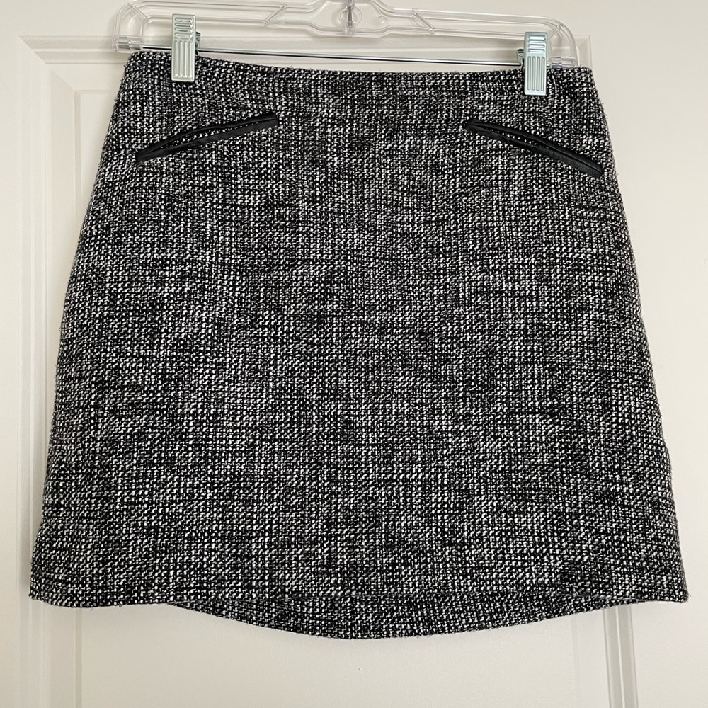 Banana republic grey and white tweed skirt